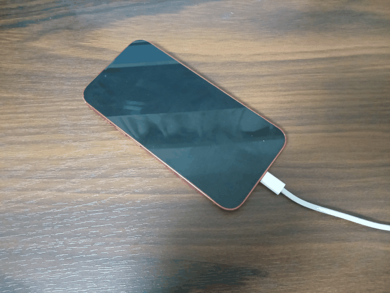 iPhoneでLightningケーブルを接続して充電する画面