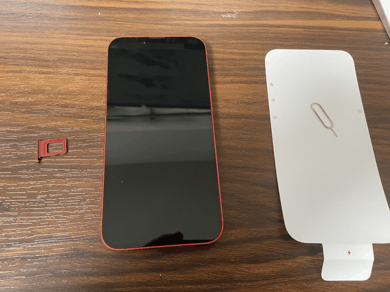 iPhoneのSIMトレイからSIMを取り出した画面